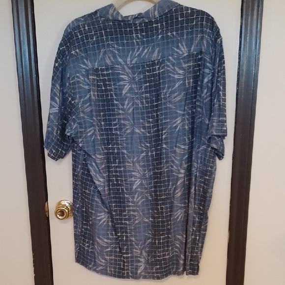 Izod Gray and Black Geometric Silk Blend Shirt - Picture 2 of 6